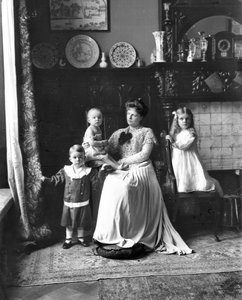 827539 Portret van Agnes Henriette Schuurbecque Boeye - Labouchère met haar kinderen in een vertrek van het Slot Zeist ...